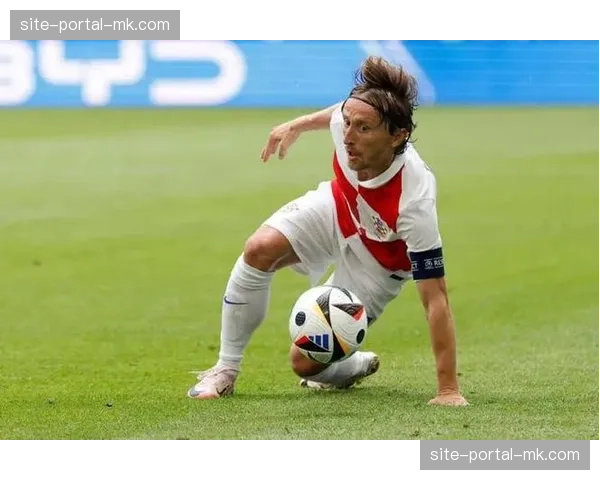 终场哨响，克罗地亚老将莫德里奇跪地掩面：皇马定位球失利反思